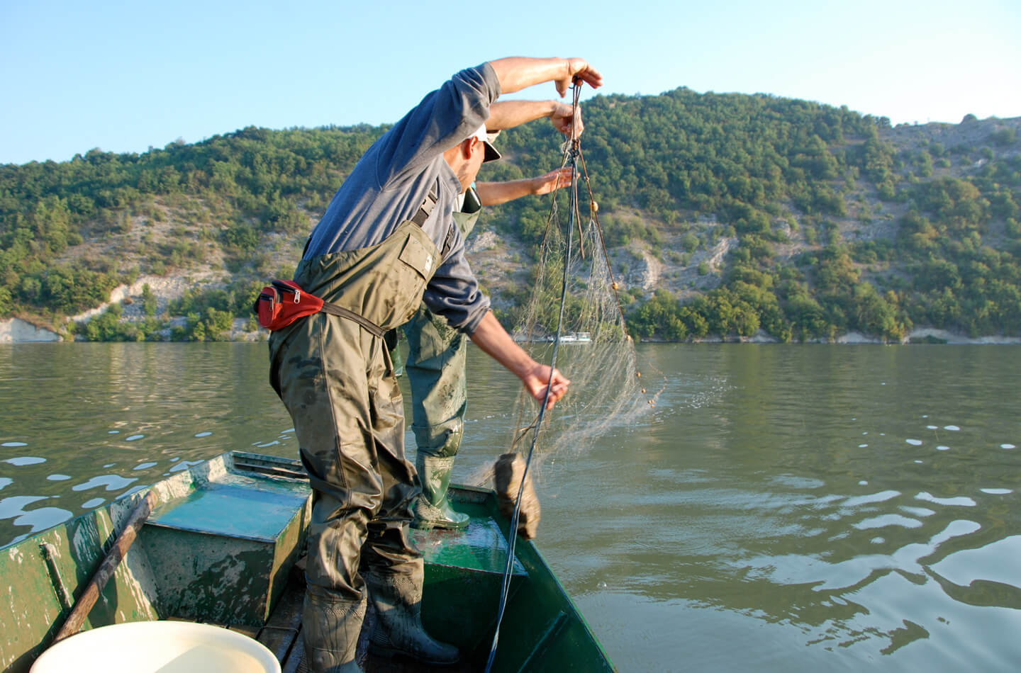 Годишња дозвола за рекреативни риболов у Националном парку „Ђердап“  у 2023. години шест хиљада динара, цена дневне и вишедневне дозволе непромењена